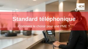 Standard téléphonique pour PME : standardiste avec casque répondant aux appels à l'accueil de l'entreprise