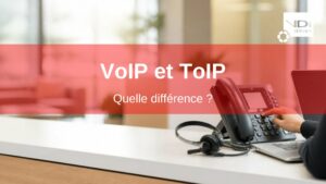 VoIP et ToIP : téléphone IP et casque sur un bureau d'entreprise
